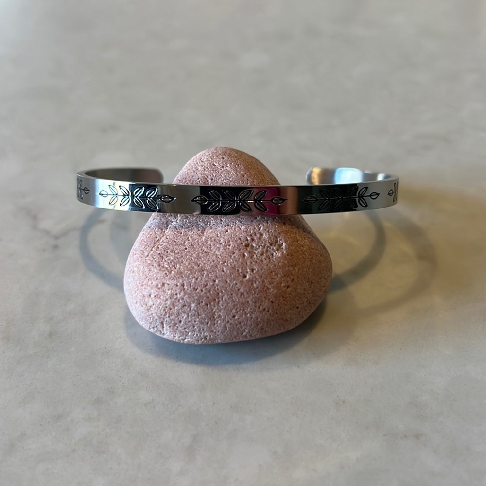 Floral cuff with engraving